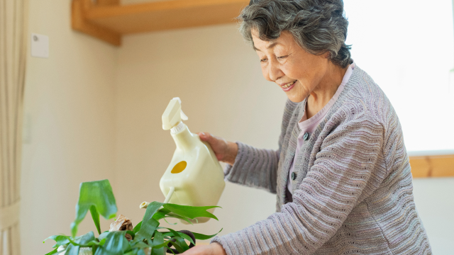 センサーを気にすることなく過ごす高齢の女性