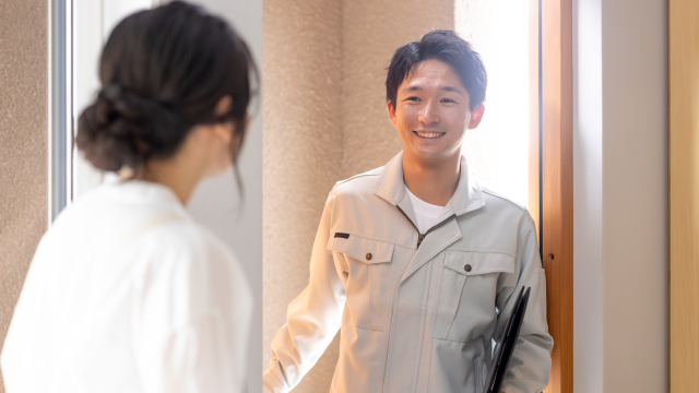 設置のためご自宅を訪問するスタッフ