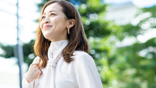 スマホを気にすることなく過ごす女性