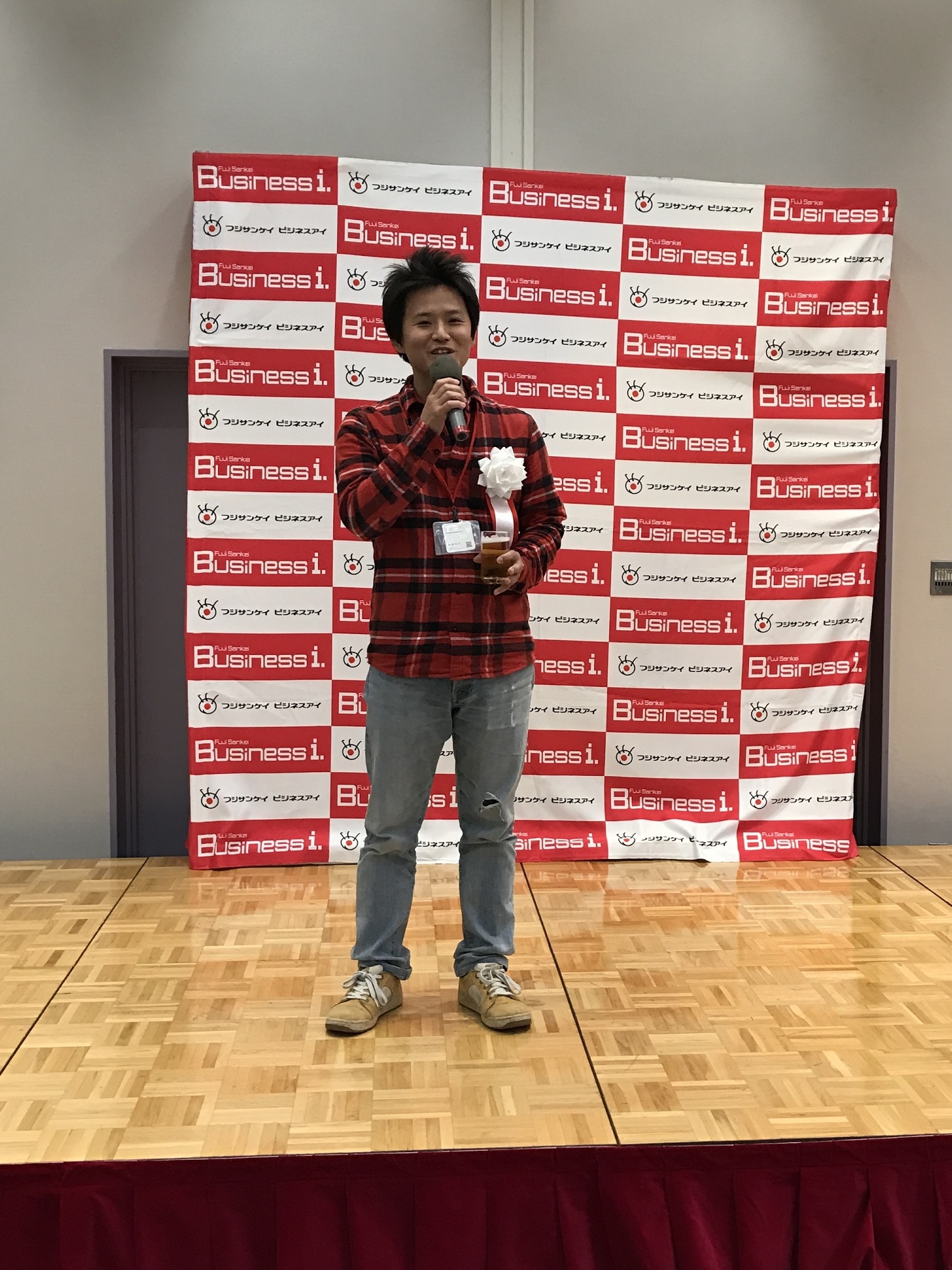 革新ビジネスアワード2016 弊社代表青柳 登壇の様子